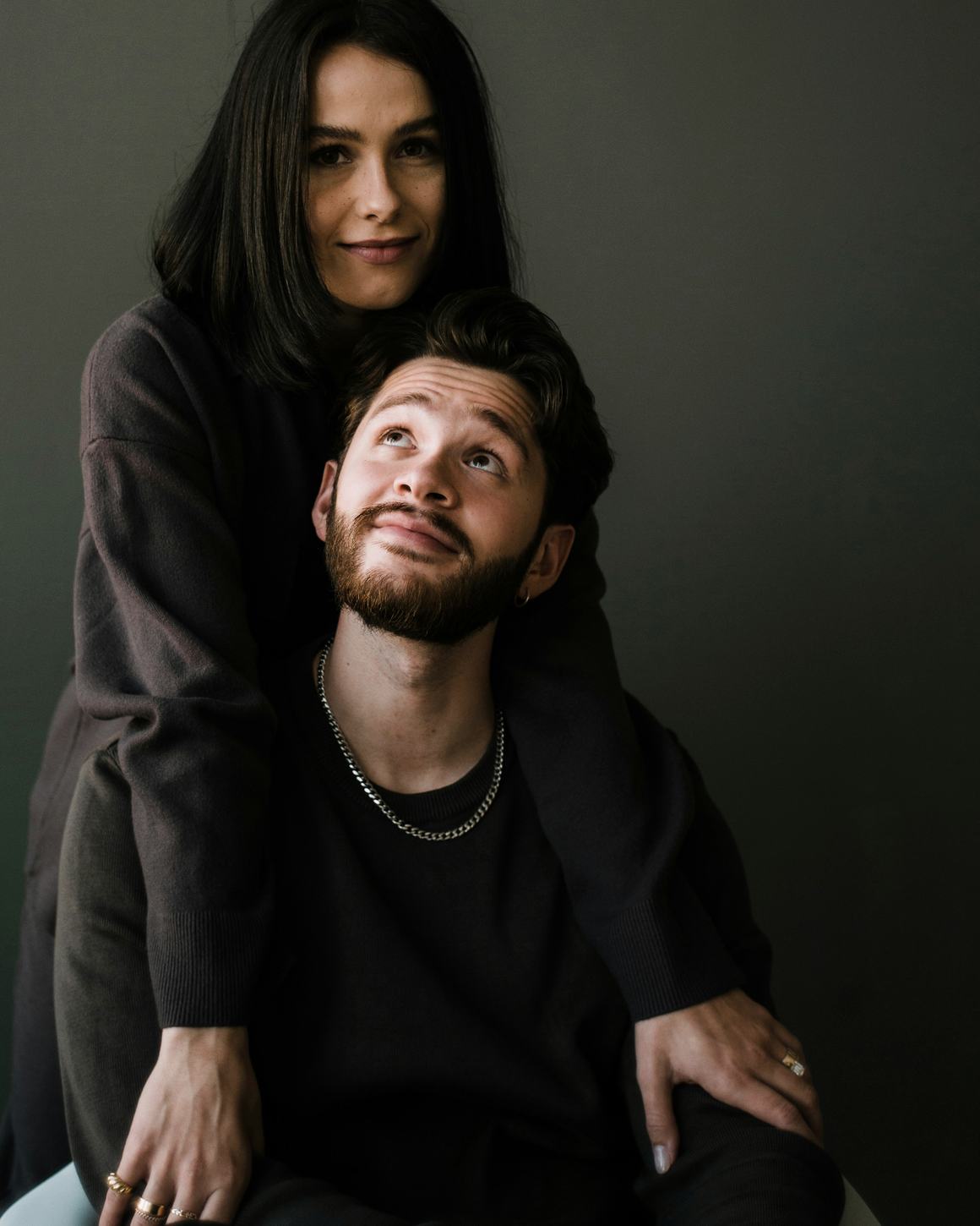 Un couple, l’un derrière l’autre.