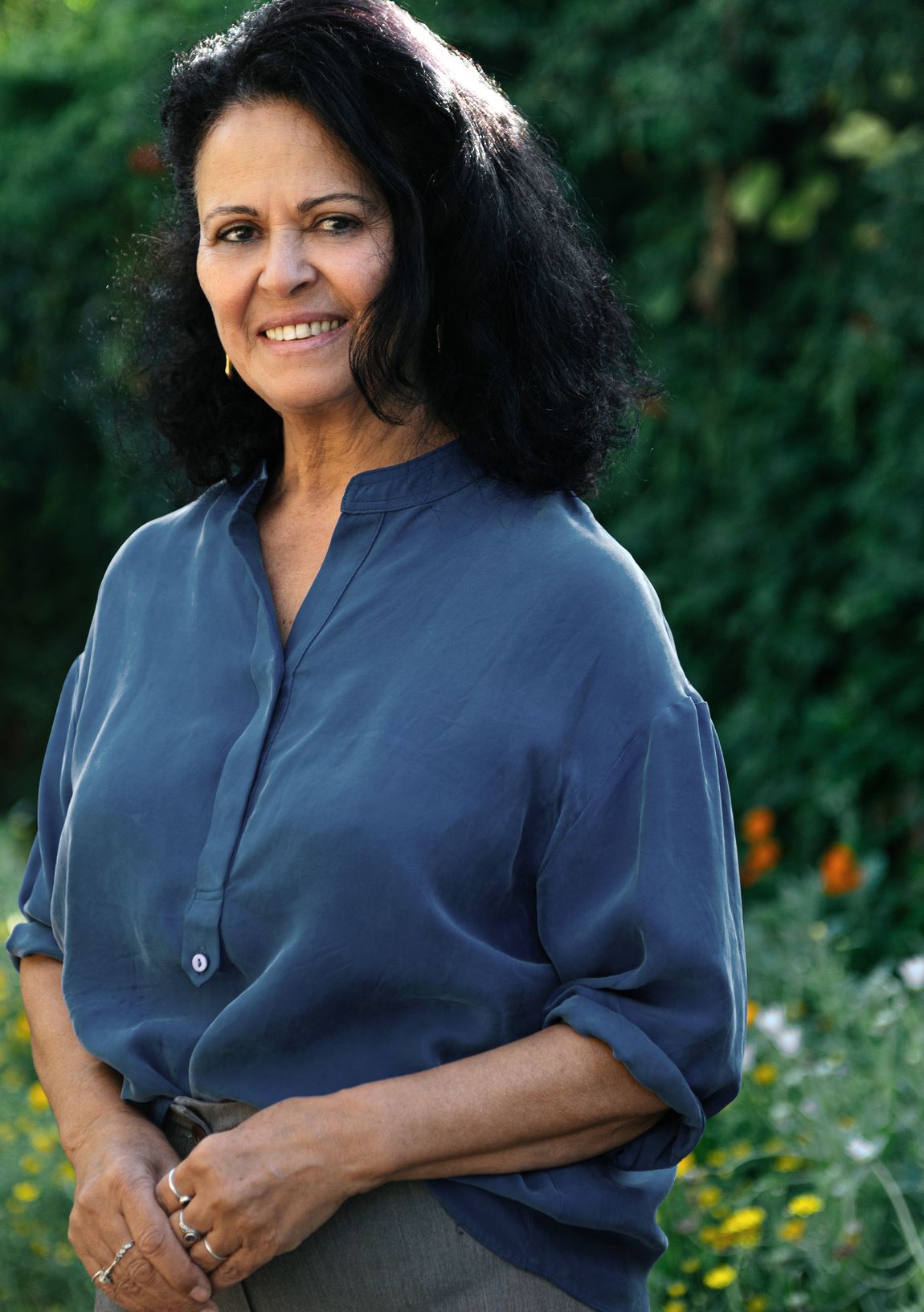 Portrait d’Ida Zaoui Boyer, en extérieur.
