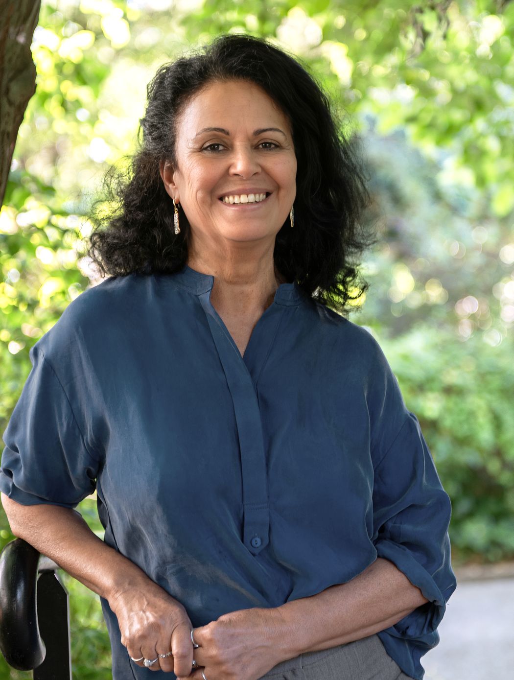 Portrait d’Ida Zaoui Boyer, en extérieur.